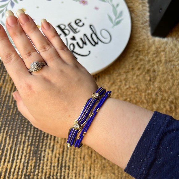 Beautiful set of 3 gold tone bracelets with blue beads - Picture 13 of 15